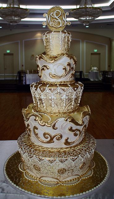 Extravagant Wedding Cakes, Royal Wedding Cake, Luxury Vehicles, Amazing Wedding Cakes, Gold Cake, Crazy Cakes, Victorian Wedding, Elegant Cakes, Unique Cakes