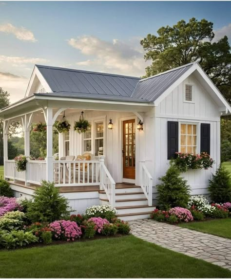 Small But Beautiful Homes, Exterior Porch Railing, Adirondack Cottage, Small Japanese House, Small Dream Homes, Small House Exteriors, Small Country Homes, Granny House, Cute Cottages