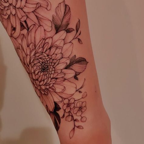 November Birth Flower Chrysanthemum 5 Mum Flower Tattoo, Mum Flowers Tattoo, Chrysanthemum Tattoos, Birth Flower Tattoo Ideas, November Flower, Flower Chrysanthemum, November Birth Flower, Daffodil Tattoo, Flower Tattoo Ideas