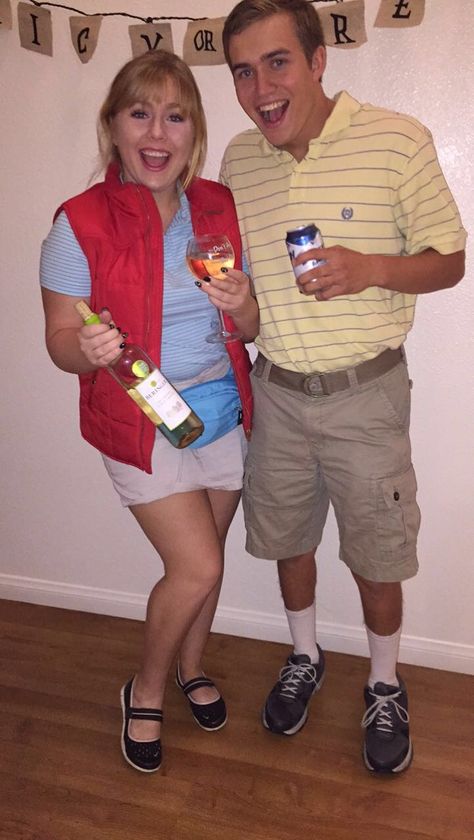 Wine mom and Dad jokes Halloween costume! Wine Mom Outfit, Mom And Dad Halloween Costumes, Mom And Dad Costumes, Dad Halloween Costumes, Spooky Fits, Country Homecoming, Mom Halloween Costume, Dad Costume, Dad Fits