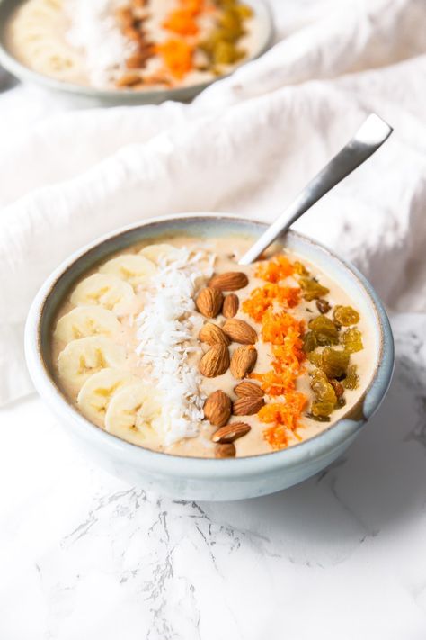 A Carrot Cake Smoothie Bowl that tastes just like a slice of carrot cake! I can finally have my cake and eat it too... Carrot Cake Smoothie, Vegan Smoothie Bowl, Carrot Smoothie, Broma Bakery, Smoothie Bowl Recipe, Vegan Smoothies, Smoothie Ingredients, Healthy Smoothie, Breakfast Bowls