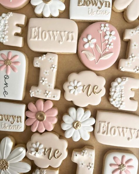 Daisy Flower Cookies, Boho First Birthday Cookies, Floral First Birthday Cookies, Daisy Birthday Cookies, Isn’t She Onederful Cookies, 1st Birthday Cookies Girl, First Birthday Cookies Girl, Flower Birthday Cookies, Daisy Cookies