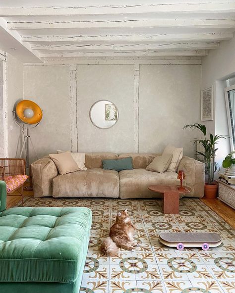 Carlota Weber Mazuecos auf Instagram: „Home with the comfiest sofa on earth @vetsak 🐏🛋☁️🧡 #vetsak“ Retro Living Room, Retro Living Rooms, Mediterranean Home, Room Style, Luxury Sofa, Cozy Home, Living Room Style, Modular Sofa, Apartment Living