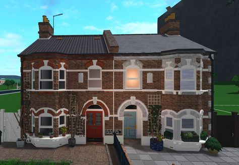 Bloxburg British House Ideas, Town Houses Exterior, British House Layout, London House Bloxburg, Bloxburg British House, Bloxburg London, Bloxburg Village, Bloxburg Townhouse, Nyc Bloxburg