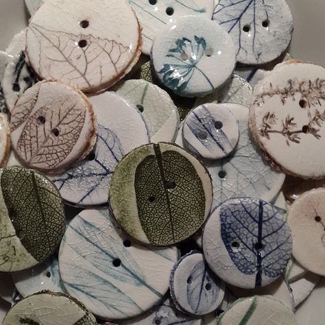 Fimo Buttons, Pottery Buttons, Ceramic Bead Jewelry, Ceramic Buttons, Air Dry Clay Projects, Hand Built Pottery, Ceramics Pottery Art, Ceramics Projects, Clay Art Projects