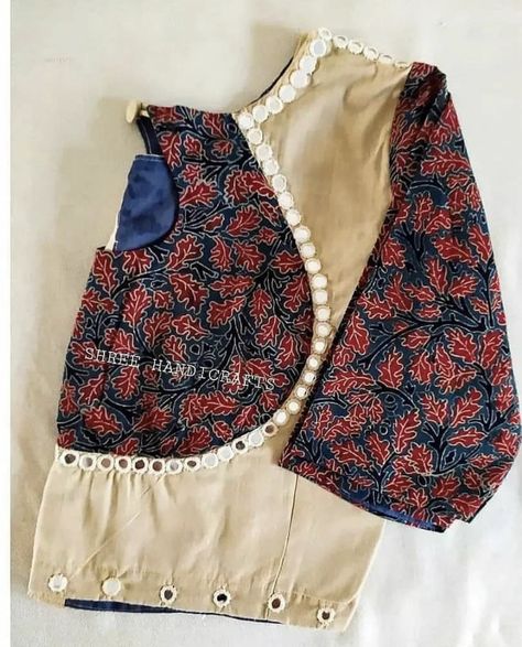 Choli Blouse Design, Ikat Blouse, Mirror Work Blouse Design, Blouse Designs High Neck, Boat Neck Blouse Design, Cotton Saree Blouse Designs, Cotton Blouse Design, Traditional Blouse Designs, Saree Blouse Neck Designs