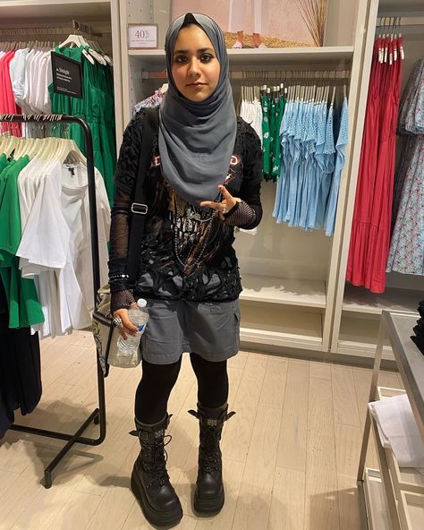 Punk Hijabi, Halal Aesthetic, Goth Hijabi, Futuristic Goth, Pinterest Clothes, Oc Clothes, Dark Outfit, Muslim Outfit, Goth Fits