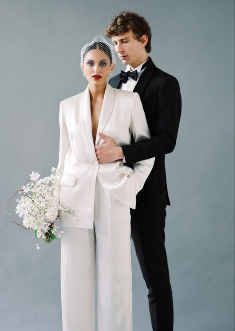 Wedding Suits For Bride, Marriage Girl, White Wedding Suit, Wedding Fotos, Bride Suit, Edgy Wedding, Women Suits Wedding, Couple Outfit Ideas, Pre Wedding Photoshoot Outfit