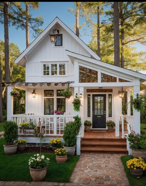 Cottage Exterior Ideas, Cute Cottages, Cute Houses, Nice Houses, Tiny House Loft, House Loft, Cottage Exterior, Casa Vintage, Dream Cottage