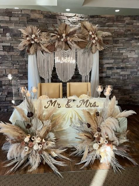 Wedding Aisle Decorations Indoor, Boho Arrangements, Pampas Centerpiece, Kiara Wedding, Bible Cake, Boho Wedding Arch, Bohemian Wedding Theme, Pampas Wedding, Bride Groom Table