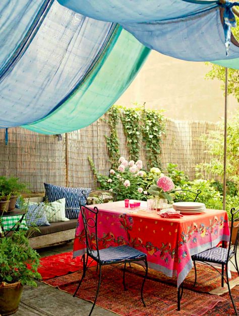 28 Delightful backyard design ideas for summertime inspiration Indoor Patio Design, Outdoor Drapes, Diy Outdoor Projects, Patio Sun Shades, Backyard Canopy, Diy Canopy, Greenhouse Garden, Diy Shades, Patio Curtains