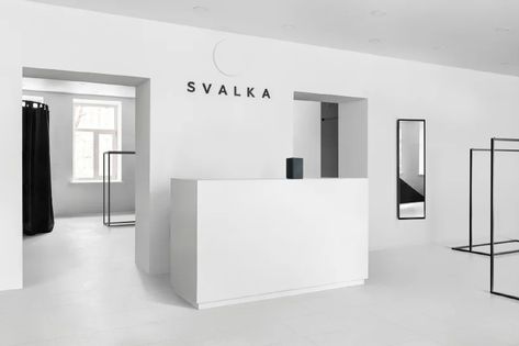 All White Store Interior, Black And White Clothing Store Interior, Minimalist Store Design, Minimal Store, Fashion Retail Interior, Retail Store Interior Design, Retail Space Design, Clothing Store Interior, Retail Interior Design