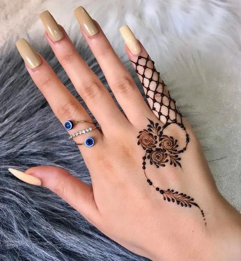 200+ Most Popular Back Hand Mehndi Designs Simple & Easy Hand Mehndi Designs Simple Easy, Henna Design Back, Hand Mehndi Designs Back, Hand Mehndi Designs, Back Hand Mehndi, Red Henna, Henna Designs Wrist, Tato Henna, Finger Henna Designs