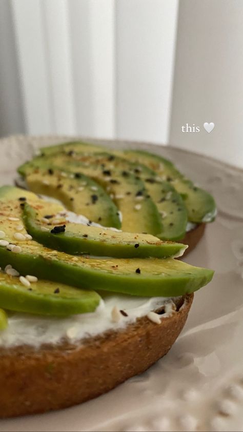 Avocado Lunch Recipes, Avocado Snack Ideas, Avocado Pasta Recipes, Avocado Egg Breakfast, Avocado Breakfast Recipes, Plant Avocado, Egg Toast Breakfast, Breakfast Avocado Toast, Avocado Egg Toast