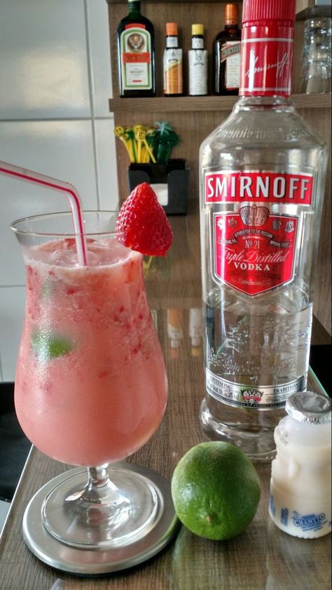 Alcoholic Drinks Vodka, Liqueur Drinks, Refreshing Drinks Recipes, Whiskey Drinks, Vodka Drinks, Cocktail Drinks Recipes, Pretty Drinks, Alcohol Drink Recipes, Snap Food