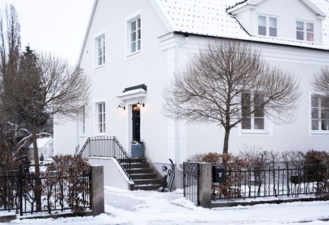 House of Philia House Of Philia, Ett Hem, White Cottage, Nordic Home, Error 404, Winter White, House Inspiration, Summer House, Exterior Design