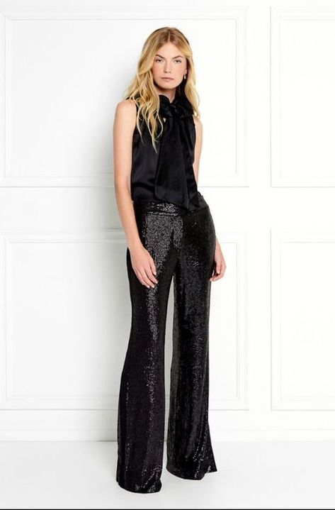 Outfit discoteca inverno: 41 idee per un look pazzesco! | Impulse | Il Fashion Blog di Elena Schiavon | Impulse Sequin Pants Outfit, Moda Disco, Job Outfits, Black Sequin Pants, Glitter Pants, Sequin Pant, Evening Suit, Outfit Party, Sequin Pants