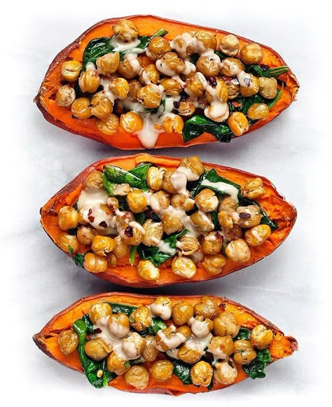 Sandwich Vegetarian, Chickpea Spinach, Plats Healthy, Stuffed Sweet Potatoes, Juice Bar, Canned Chickpeas, Sweet Potato Recipes, Roasted Sweet Potatoes, Vegan Recipes Easy