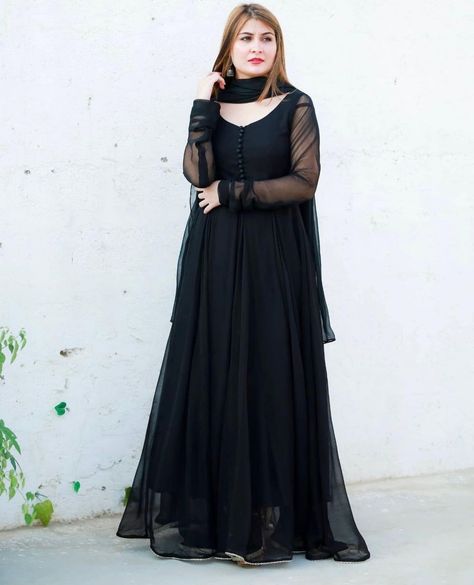 Black Dress Party Wear, Ikat Blouse Designs, Dress Design Pakistani, Pakistani Dresses Party, Simple Long Dress, Pakistani Wear, Dress Party Wear, Long Frock Designs, Frock Fashion