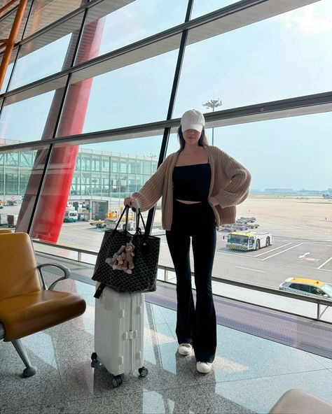 Airport outfit aesthetic with cap, leggings and a sweater Airport Outfit Leggings, Airport Aesthetic Outfit, Airport Outfit Aesthetic, Cold Outfit, Outfit Leggings, Airport Aesthetic, Outfit Aesthetic, Airport Outfit, Outfits With Leggings