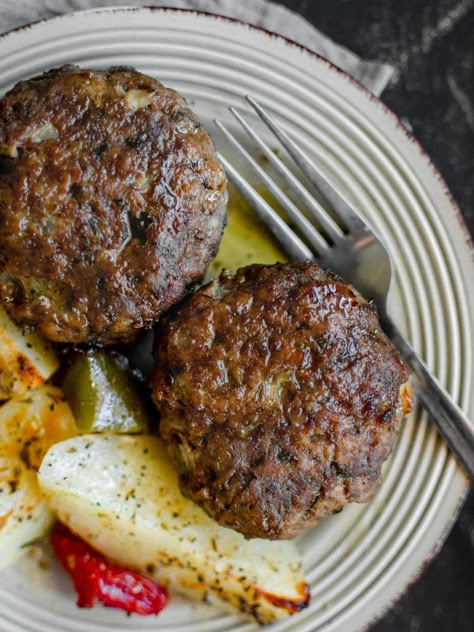 Burger Supper Ideas, Mediterranean Meat Dishes, Living On The Veg Recipes, Greek Meat, Greek Burgers, Guest Recipes, Quick Supper, Greek Burger, Greek Dinner