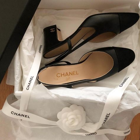 Sandals 2022, Chanel Aesthetic, Chanel Slingback, Sling Back Heels, Ladylike Style, Elegant Outfits, Chic Shoes, Shoes Collection, Slingbacks