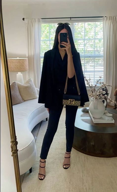 Stylish Jeans Outfit, Dinner Outfit Classy, Cute Professional Outfits, Chic Outfits Classy, Turn The Page, Boss Outfit, Black Dresses Classy, Stylish Work Attire, New Years Eve Outfits