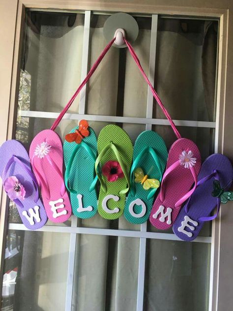 Simple and easy Flip Flop Decorations, Decorating Flip Flops, Flip Flop Wreaths, Easy Diy Wreaths, Fiesta Tropical, Hawaii Party, Hawaiian Party, Kauai Hawaii, Tropical Party