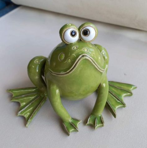 Frog Ceramics, Pottery Frog, Frog Statues, Ceramic Frogs, Frog Decor, Beginner Pottery, Pottery Animals, Kids Pottery, Ceramic Workshop