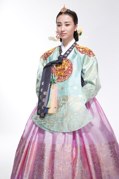 Korea, Joseon Dynasty Queen's Hanbok with Dang'ui type blouse Joseon Dynasty Clothing, Traditional Korean Clothing, Korean Princess, Hanbok Traditional, Asian Clothing, Korean Traditional Clothing, Korea Dress, Korean Traditional Dress, Culture Clothing