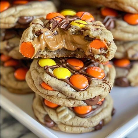 Reese's Peanut Butter Cup Cookies, Reese's Pieces Cookies, Reeses Cookies, Cookies Stuffed, Reese's Pieces, Stuffed Cookies, Peanut Butter Cup Cookies, Cookie Spread, Peanut Butter Filling