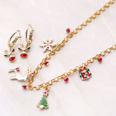 Leuke sieraden met onze nieuwe kerst bedels! Christmas Gold Beaded Necklace, Cheistmas Necklace, Christmas Jewellery, Christmas Holiday Bracelet Jewelry, Red Christmas Jewelry With Colorful Beads, Multicolor Christmas Bracelet Jewelry, Christmas Jewelry Diy, Diy Jewelry Inspiration, Christmas Accessories