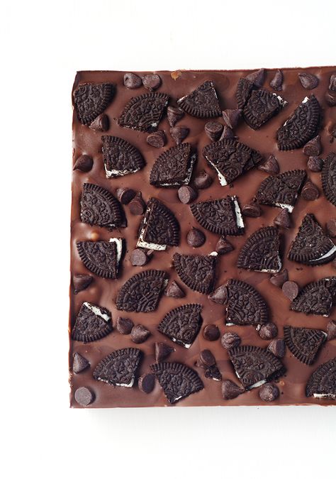 Oreo Truffle Chocolate Bar made with four ingredients | Sweetest Menu Brownies Decorados, Oreo Truffle, Truffle Chocolate, Chocolate Bar Design, Cream Cheese Oreo, Chocolate Oreo Cake, Homemade Chocolate Bars, Oreo Chocolate, Wedding Cake Recipe