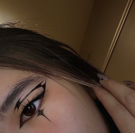 Epic Eyeliner, Black Grafic Eyeliner, Black Graphic Liner Hooded Eyes, Y2k Graphic Eyeliner, Cybersigil Eyeliner, Eyeliner Designs For Hooded Eyes, Black Graphic Eyeliner Hooded Eyes, Dramatic Eyeliner Looks, Graphic Black Eyeliner