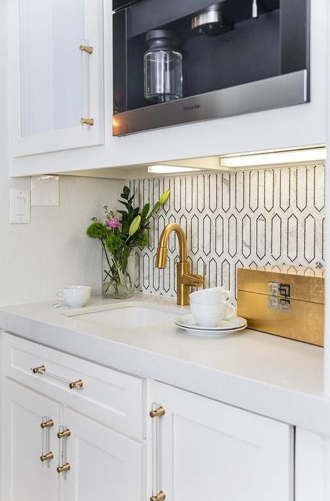 Kitchen Marble Top, White Kitchen Marble Backsplash, Overmount Sink, Black And White Backsplash, White Tile Kitchen Backsplash, Marble Tile Backsplash, Brick Backsplash Kitchen, White Kitchen Table, White Marble Kitchen