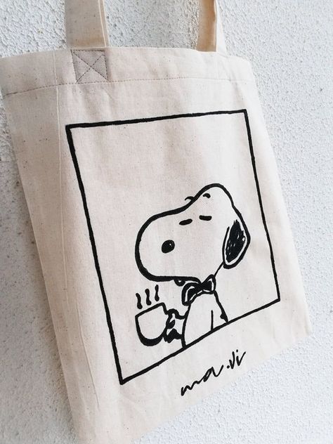 Tote Bags Ideas Design, Eco Bag Design Ideas, Ecobag Design Ideas, Totebag Painting Ideas, Snoopy Tote Bag, Handpainted Tote, Diy Tote Bag Design, Handpainted Tote Bags, Totes Ideas