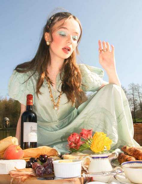 Editorial Picnic Photoshoot, Picnic Fashion Shoot, Flash Photography Photoshoot, Picnic Fashion Editorial, Food Concept Photography, Picnic Film Photography, Picnic Shoot Photo Ideas, Picnic Editorial, Picnic Portrait