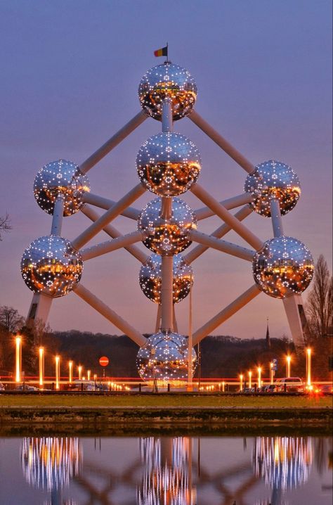 The Atomium - Brussels - Built for the 1958 Brussels World Fair aka Expo ‘58, never inteded to be permanent. Over 335ft tall, the iron cyrstal magnified 165 billion times, steel tubes connect the spheres which in enclose stairs, escalators, elevator (center vertical tube) and the top sphere, a restaurant. Renovated 2004-06 Brussels Christmas, Brussel Belgium, Brussels Travel, Brussels Airport, European Aesthetic, Belgium Travel, Photo Frame Design, Scrapbook Background, Parc D'attraction