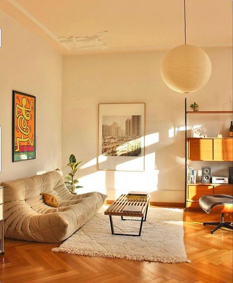 Small Apartment Sofa, Aesthetic Apartment, Interior Home Design, Togo Sofa, Peaceful Environment, Home Design Diy, Modernist Design, Living Room Design Decor, Apartment Decor Inspiration