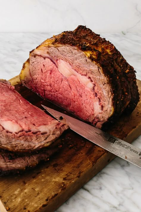 This is the best prime rib recipe with a garlic herb crust! The perfect holiday standing rib roast! Prime Rib Roast Recipe Ovens, Steak Preparation, Sous Vide Prime Rib, Perfect Prime Rib Roast, Best Prime Rib Recipe, Boneless Prime Rib Roast, Cooking Prime Rib Roast, Prime Rib Recipes, Prime Rib Roast Recipe