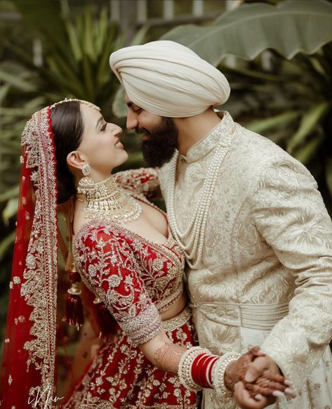 Sikh Wedding Dress, Sikh Wedding Photography, Bride Groom Poses, Wedding Outfits For Groom, Indian Wedding Poses, Bride Photos Poses, Foto Wedding, Bride Groom Photos, Indian Wedding Couple