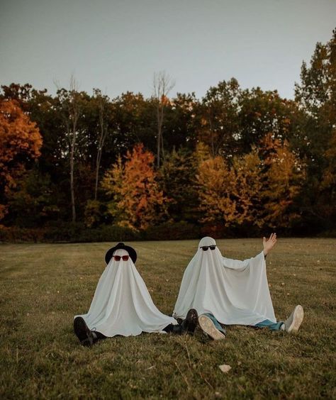 Ghost Pics With Friends, Ghost Shoot, Ghost Pic, Bestie Shoot, Sheet Photoshoot, Pumpkin Photoshoot, Ghost Sheet, Spooky Photoshoot, Ghost Trend