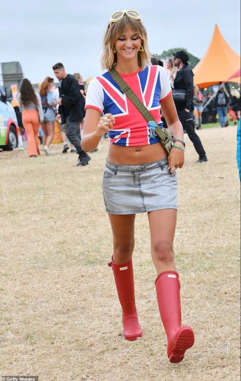 Alexa Chung Glastonbury Outfits, Festival Outfits Glastonbury, Lila Moss Glastonbury, Glastonbury Outfits 2023, Alexa Chung Glastonbury, Electric Picnic Outfits, British Festival Outfit, Glastonbury Festival Outfit, Festival Outfit Rain