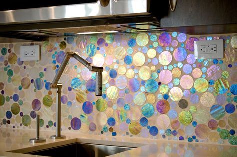 Love this backsplash...wish I knew what that was. Very cool! Holographic Kitchen, Rainbow Backsplash, Iridescent Backsplash, Colorful Tile Backsplash, Iridescent Bathroom, Iridescent Kitchen, Fun Backsplash, Backsplash Glass Tile, Bubble Tile