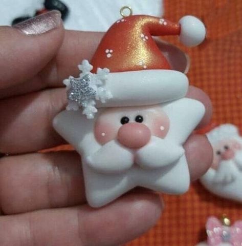 Clay Christmas Decorations, Pretty Christmas Decorations, Christmas Cake Decorations, Polymer Clay Ornaments, Christmas Craft Projects, Christmas Clay, Polymer Clay Christmas, Pasta Francesa, Polymer Crafts