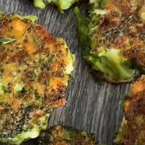 Keto Recipes 🥑🥩👩‍🍳🥓 on Instagram: "Would you give this a try? BROCOLLI FETA FRITTERS by @hungry.happens 🥗 Get your FREE keto recipes cookbook 🎯>> Link in Bio @the_ketogenic_diet_ Rest assured, we know what it’s like to need low-carb keto recipes that don’t compromise on taste. That’s why I brought together this collection of my family’s favorites. All of these recipes were designed to be excellent keto options for you, while still making it easy to stick to your grocery budget. ✅ Yummy an Broccoli Parmesan, Gimme Delicious, Broccoli Fritters, Fried Broccoli, How To Make Broccoli, Cheesy Broccoli, Oven Fried, Veggie Meals, Honey Mustard Sauce