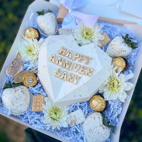 Anniversary Strawberries For Him, Anniversary Treat Box Ideas, Anniversary Breakable Heart For Him, Happy Anniversary Strawberries, Anniversary Strawberry Ideas, Breakable Chocolate Heart Ideas Anniversary, Anniversary Strawberries, Anniversary Dessert Ideas, Anniversary Breakable Heart