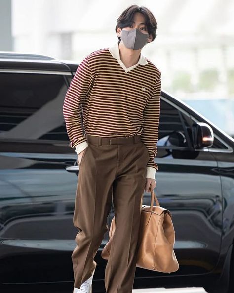 Kim Taehyung Ootd, Taehyung's Style, Taehyung Outfits, Taehyung Style, Taehyung Fashion, Outfits Challenge, Fashion Airport, Bts Clothing, Bts Inspired Outfits