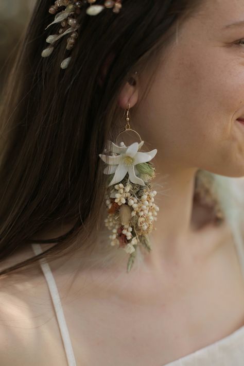 %95 dried flowers. Please check matching bouquet: https://www.etsy.com/listing/1161165131/bridal-bouquet-bridal-accessories?ref=listings_manager_grid In this bridal earring, pink shades, white, cream, natural shades were used with intensity. An elegant, feminine and romantic design. - Please read our policies and product details before ordering. Please contact us if there is any problem. - It is designed and handmade in Turkey. - International Shipping - Our family collects 70% of the dried plan Fresh Flower Earrings, Flower Bouquet Earrings, Dried Flowers Earrings, Dried Flower Earrings, Real Flower Earrings, Boho Wedding Jewelry, Earring Bridal, Dried Plants, Bridal Earring