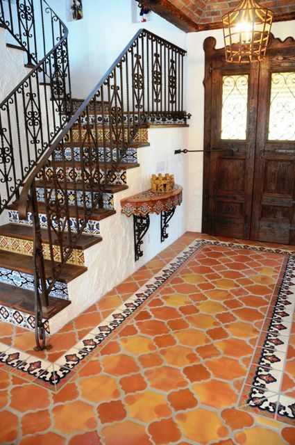 Modern Mexican Decor Bathroom, Stairs Entrance, Mexican Style Homes, Hacienda Homes, Design Marocain, Saltillo Tile, Hacienda Style Homes, Spanish Decor, Tiled Floors